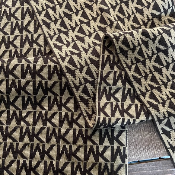 Michael Kors Scarf - Picture 4 of 6